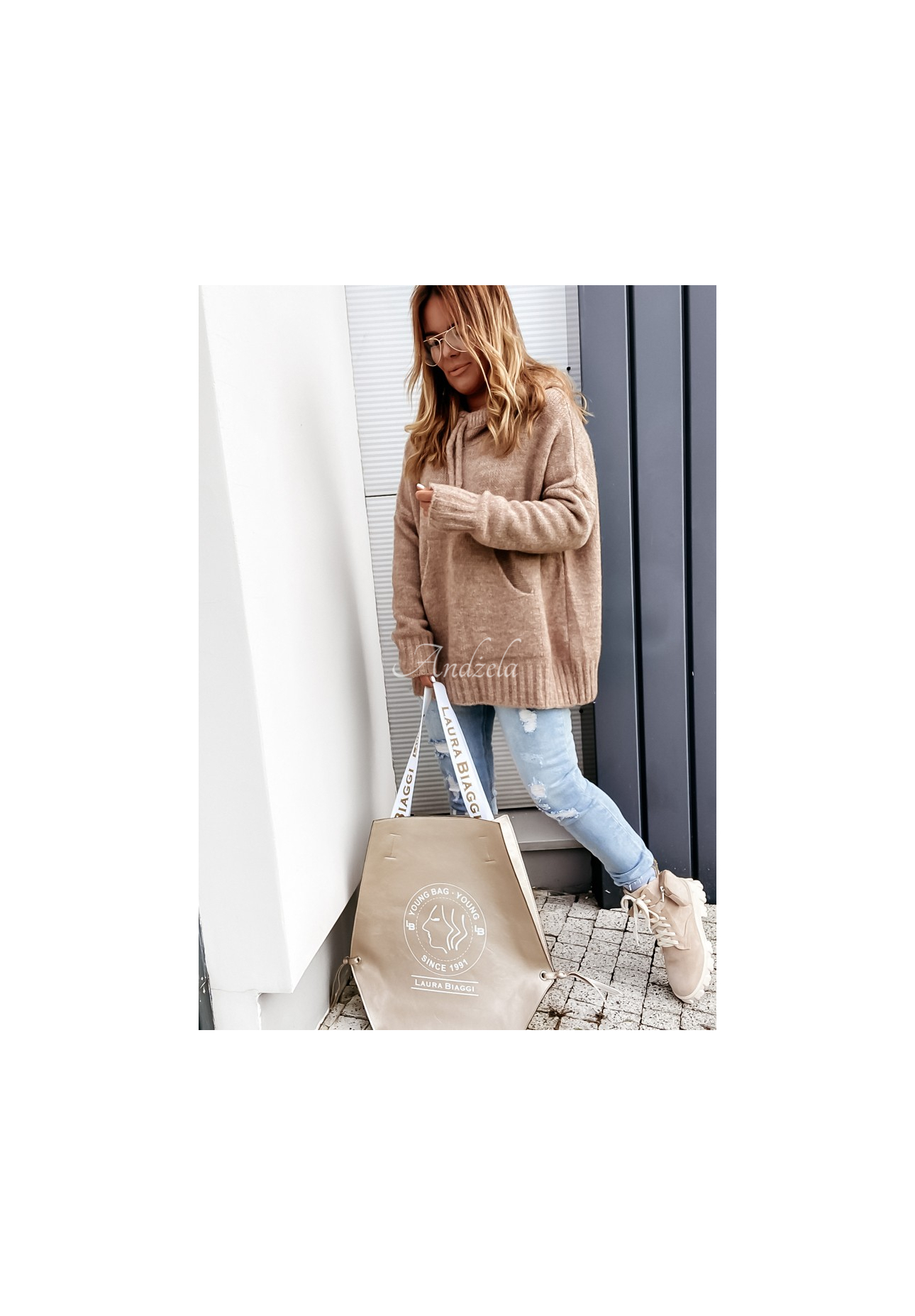 Sweter oversize z kapturem i wełną Carra camelowy