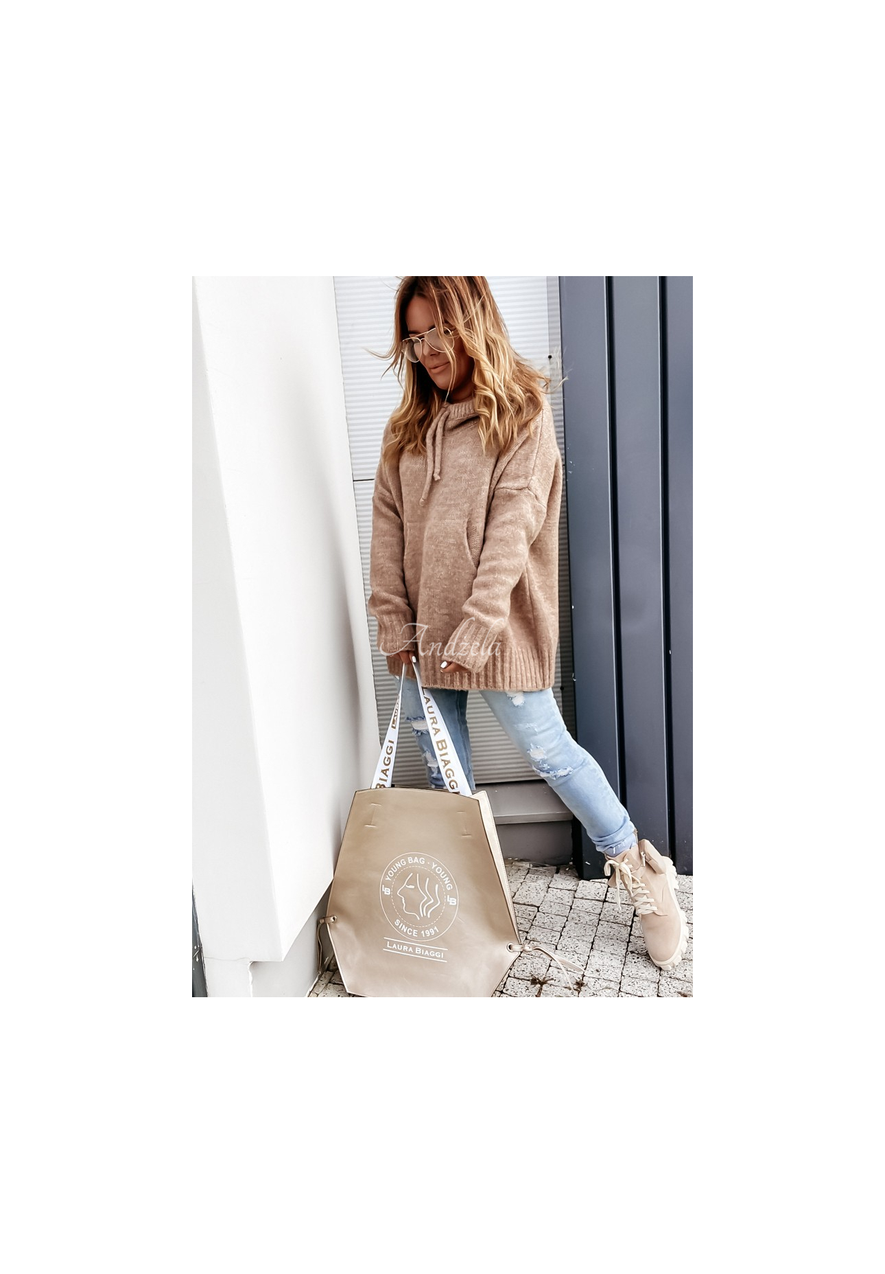 Sweter oversize z kapturem Carra camelowy