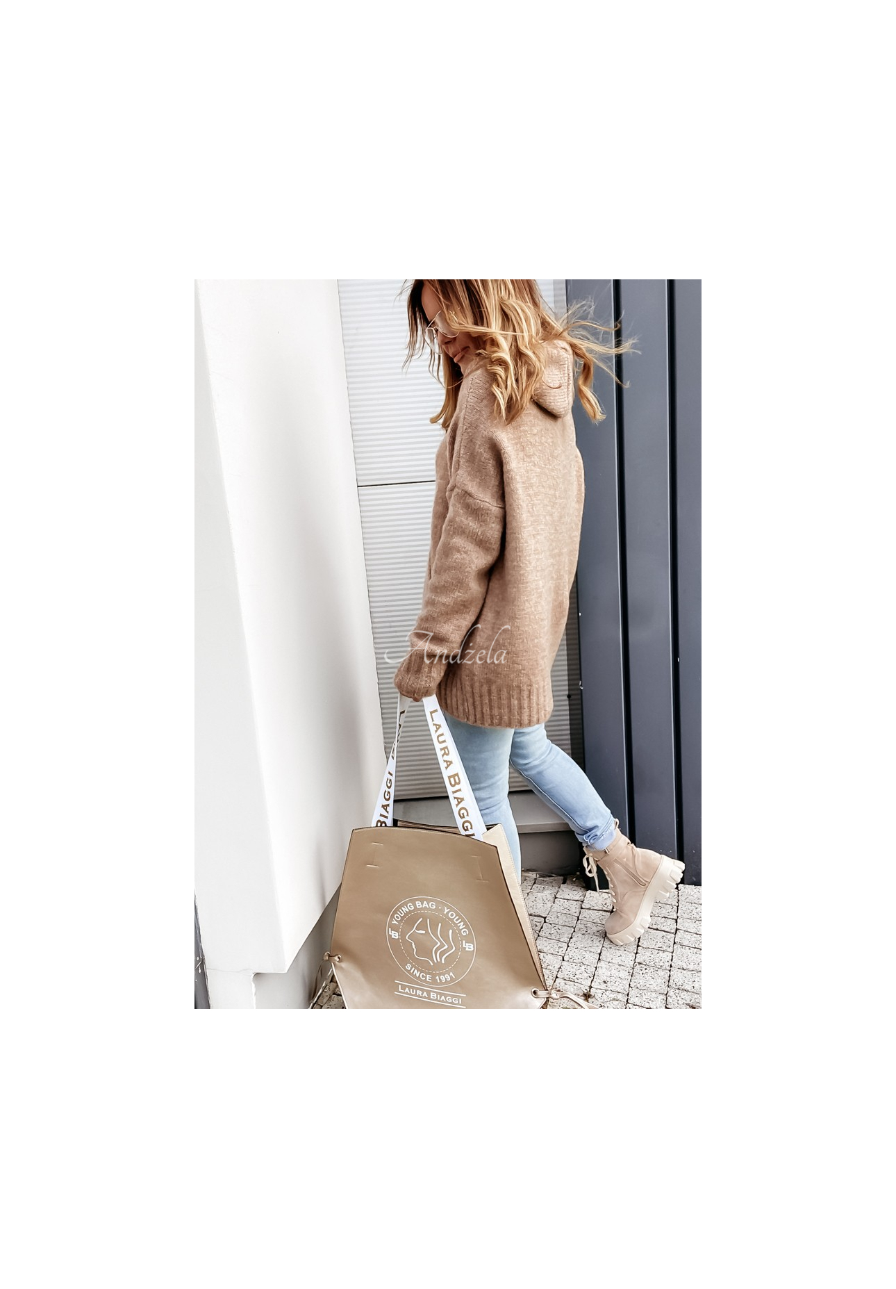 Sweter oversize z kapturem i wełną Carra camelowy
