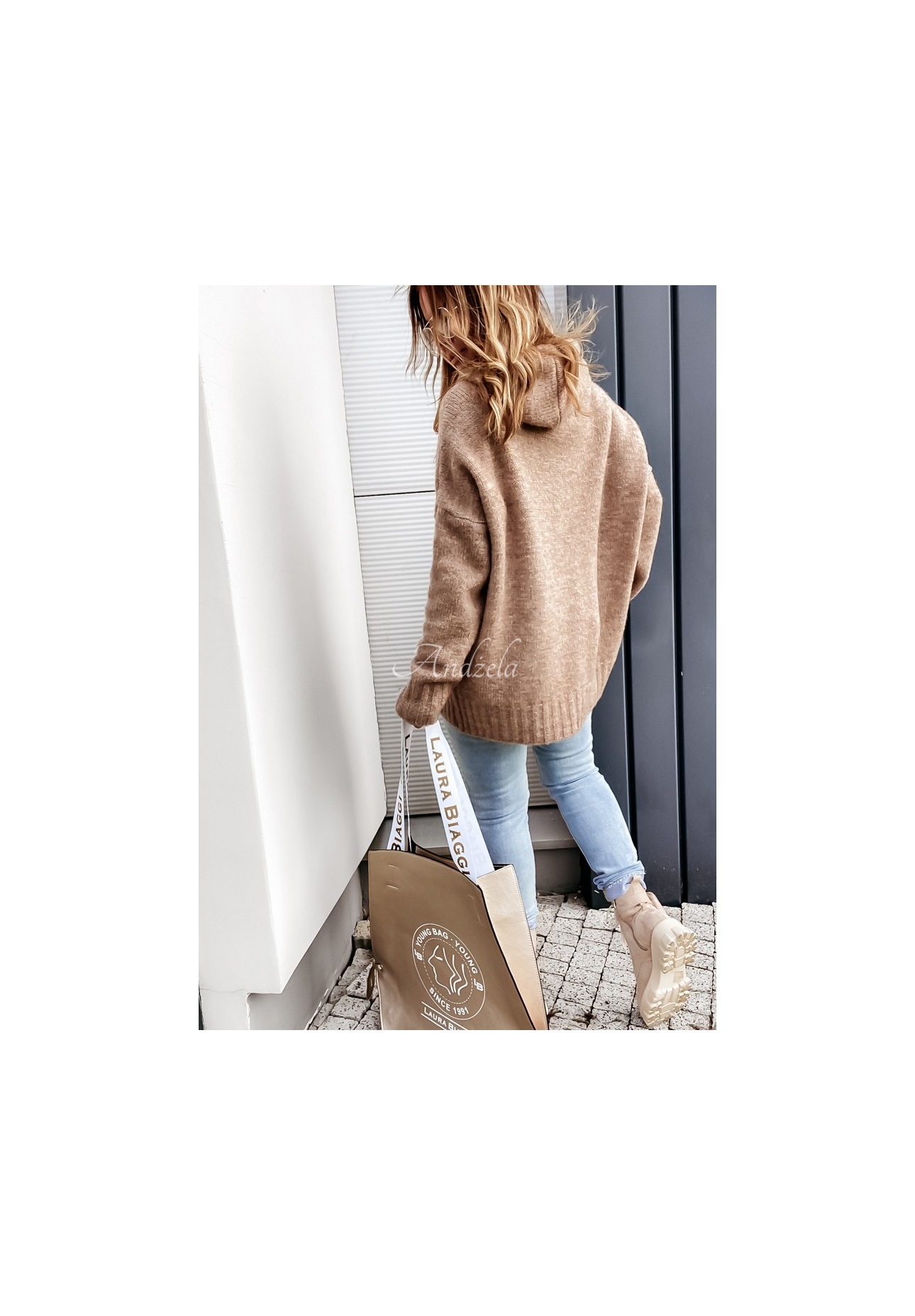 Sweter oversize z kapturem i wełną Carra camelowy