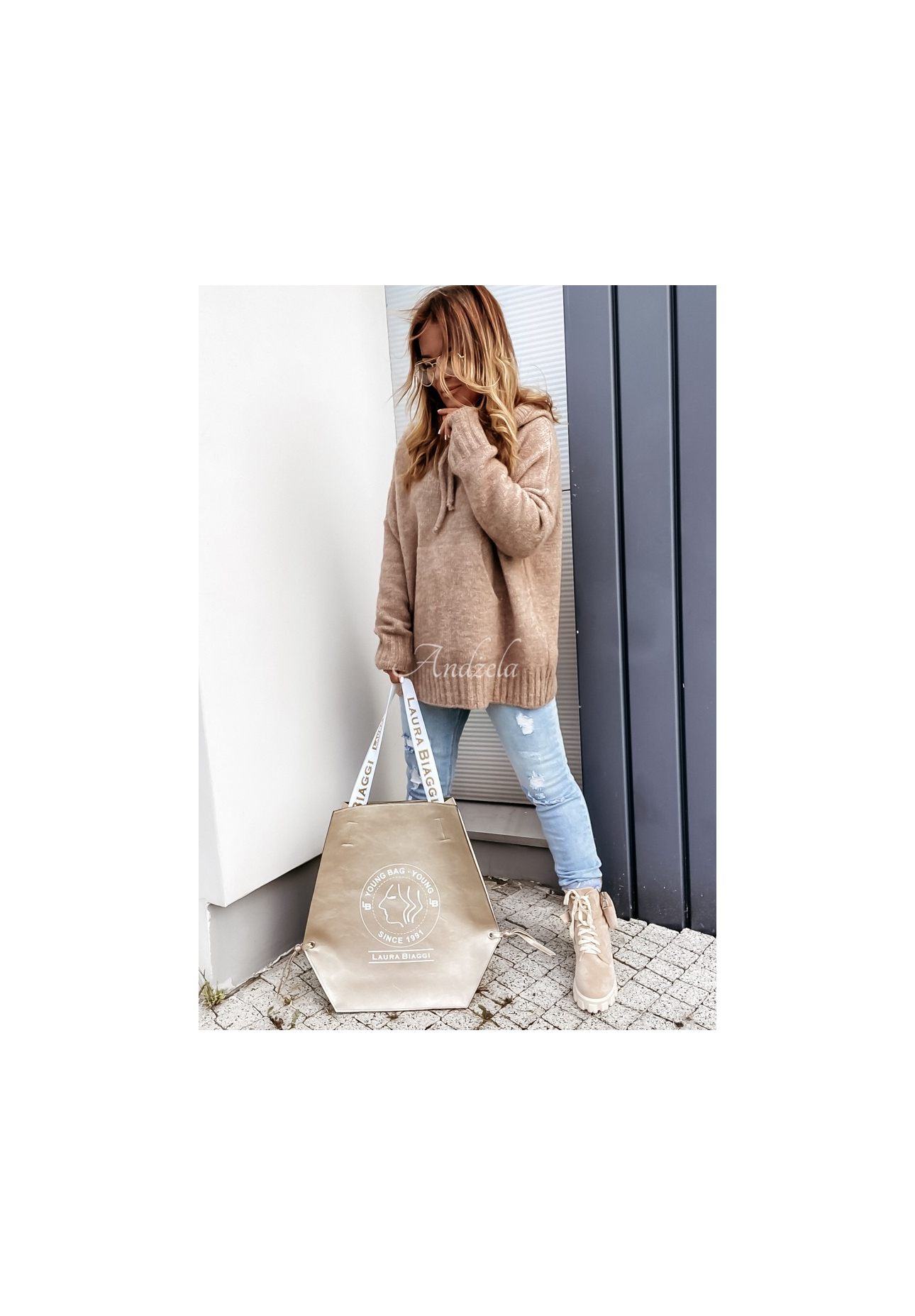 Sweter oversize z kapturem Carra camelowy