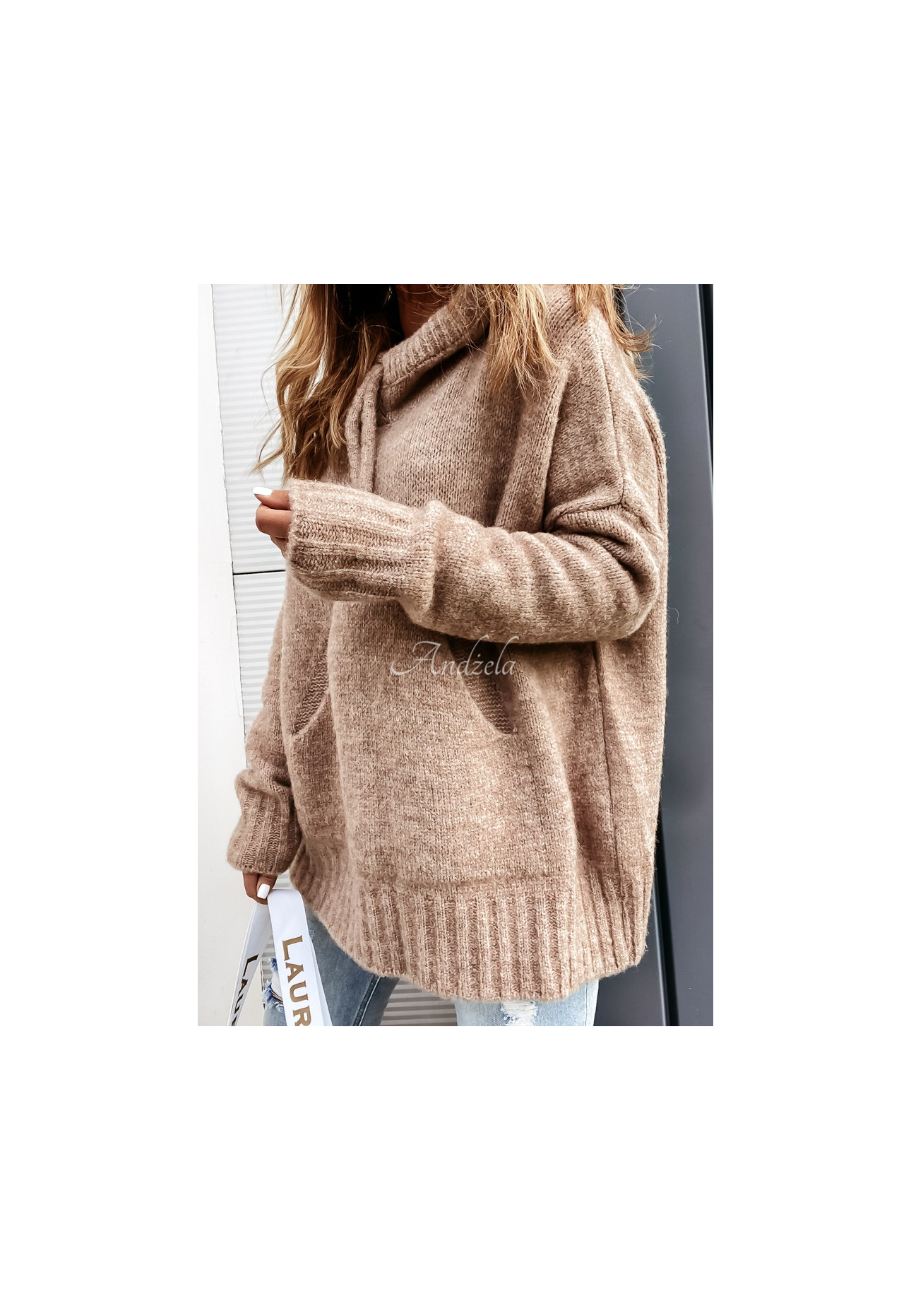Sweter oversize z kapturem i wełną Carra camelowy
