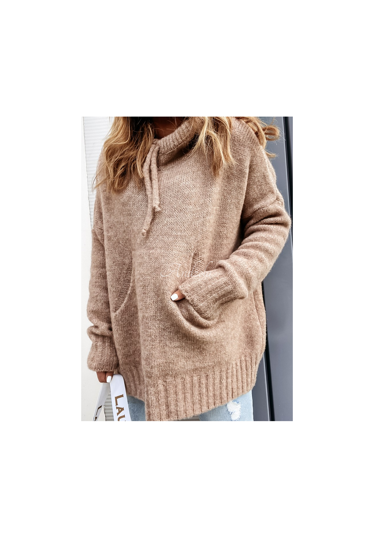 Sweter oversize z kapturem i wełną Carra camelowy
