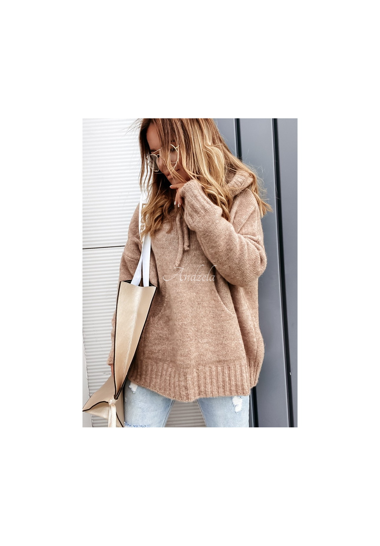 Sweter oversize z kapturem i wełną Carra camelowy