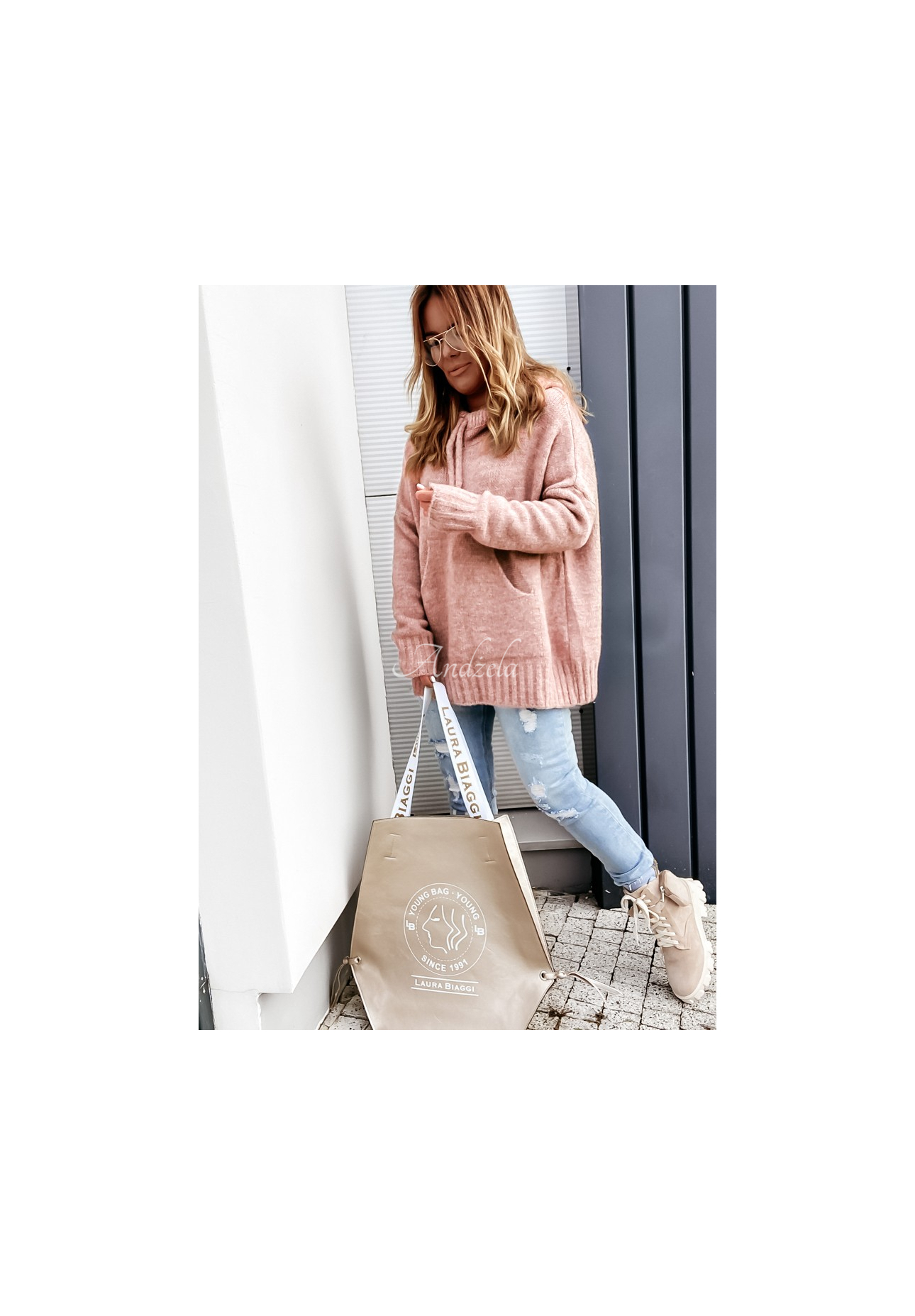 Sweter oversize z kapturem i wełną Carra pudrowy róż