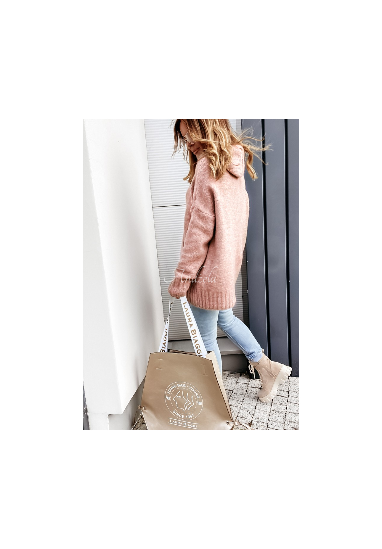 Sweter oversize z kapturem i wełną Carra pudrowy róż