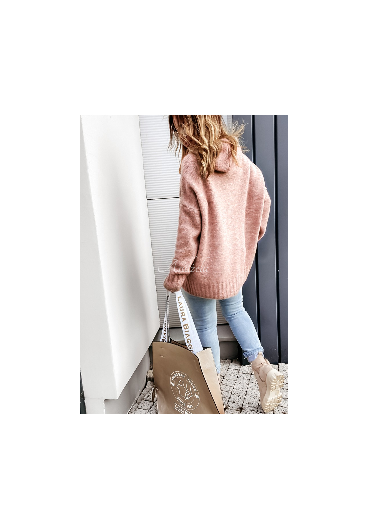 Sweter oversize z kapturem i wełną Carra pudrowy róż
