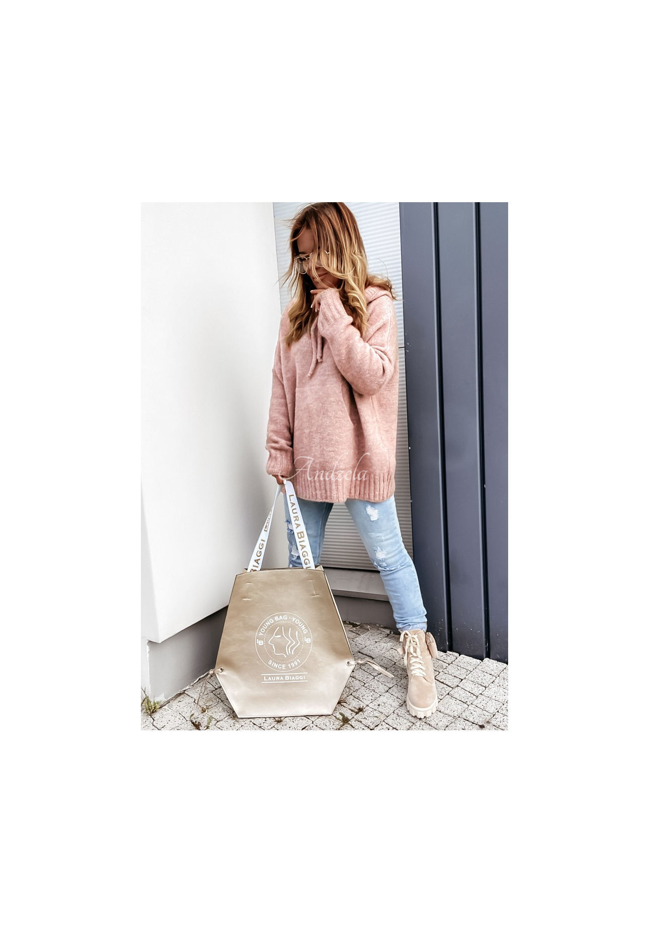 Sweter oversize z kapturem i wełną Carra pudrowy róż