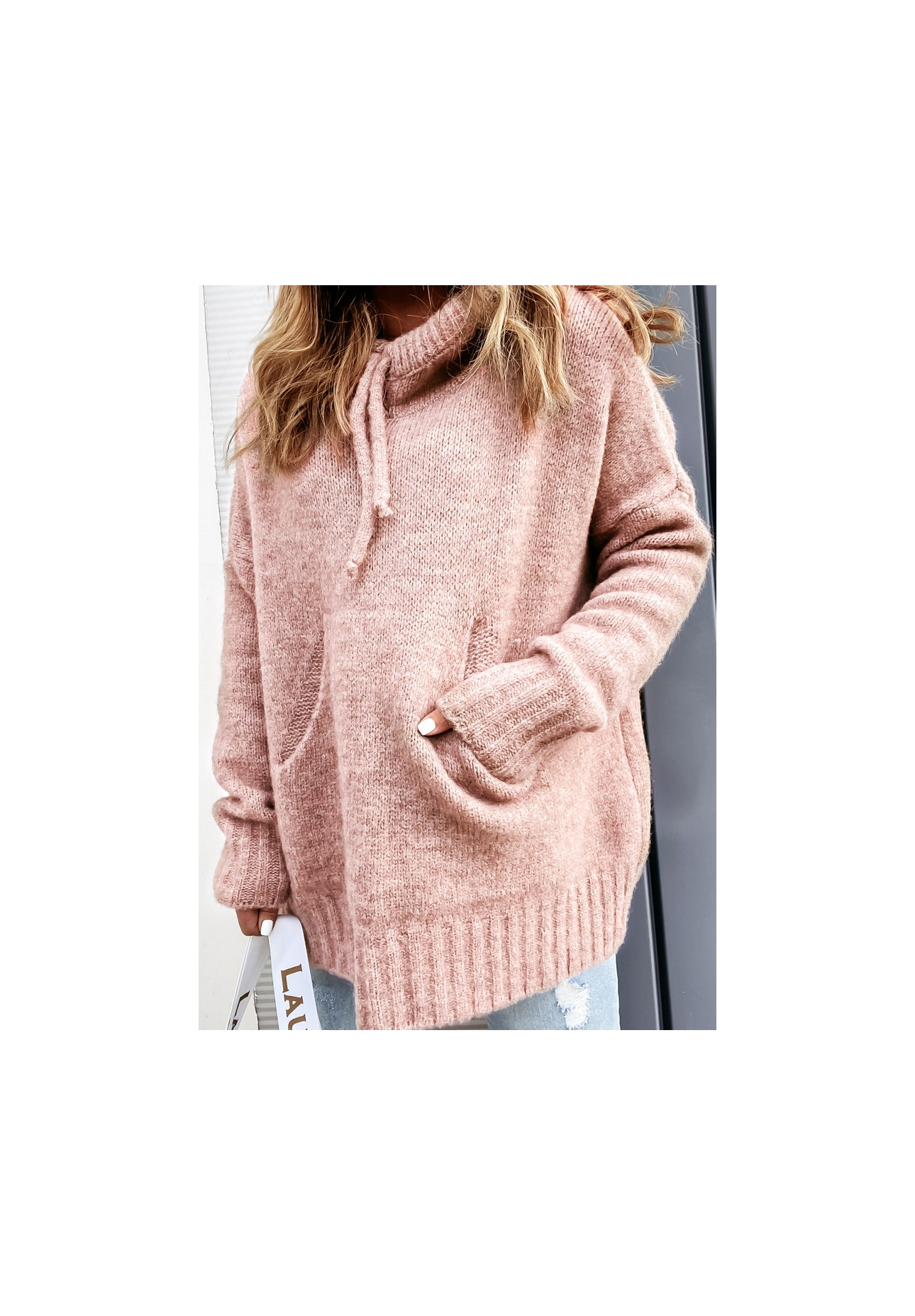 Sweter oversize z kapturem i wełną Carra pudrowy róż