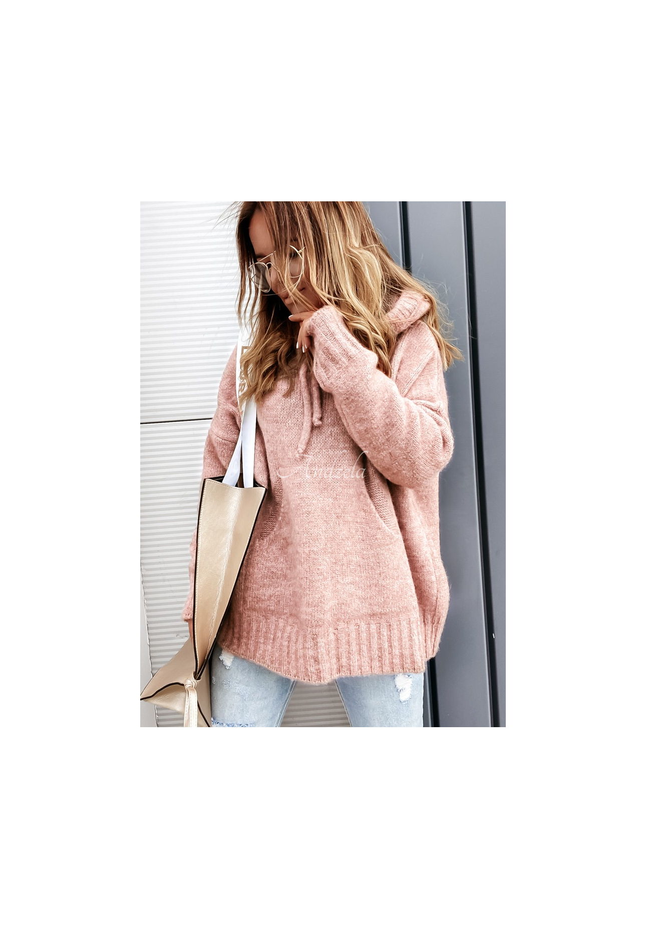 Sweter oversize z kapturem i wełną Carra pudrowy róż