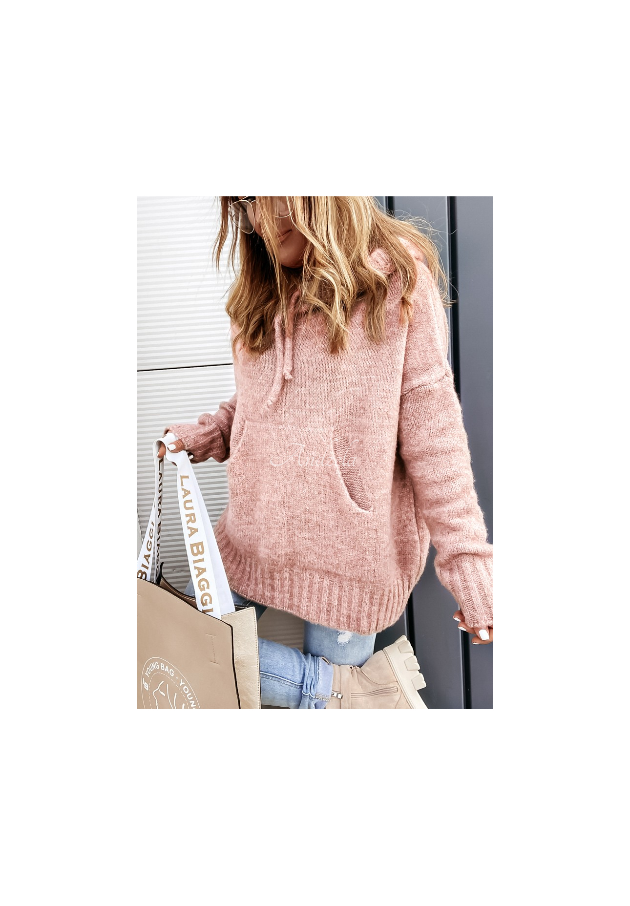 Sweter oversize z kapturem i wełną Carra pudrowy róż