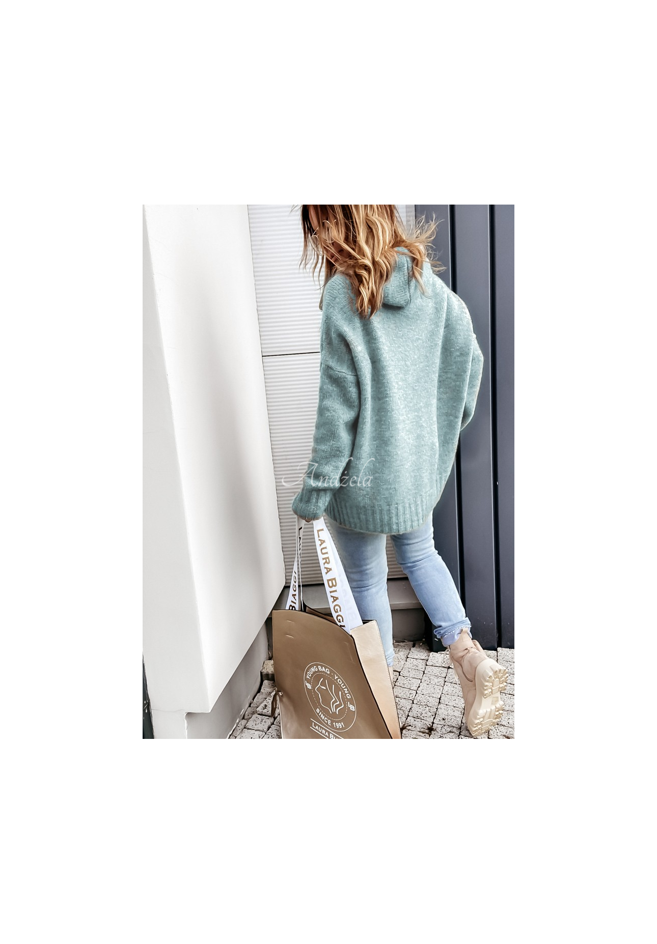 Sweter oversize z kapturem i wełną Carra jasnoniebieski