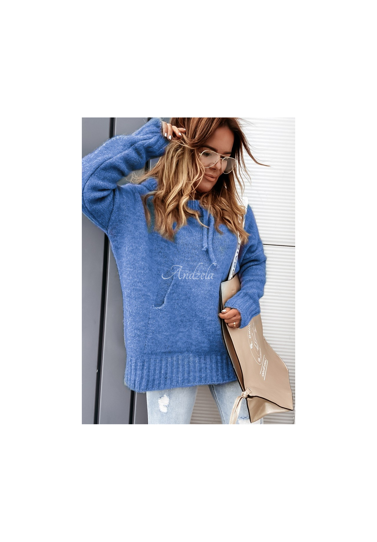 Sweter oversize z kapturem i wełną Carra niebieski