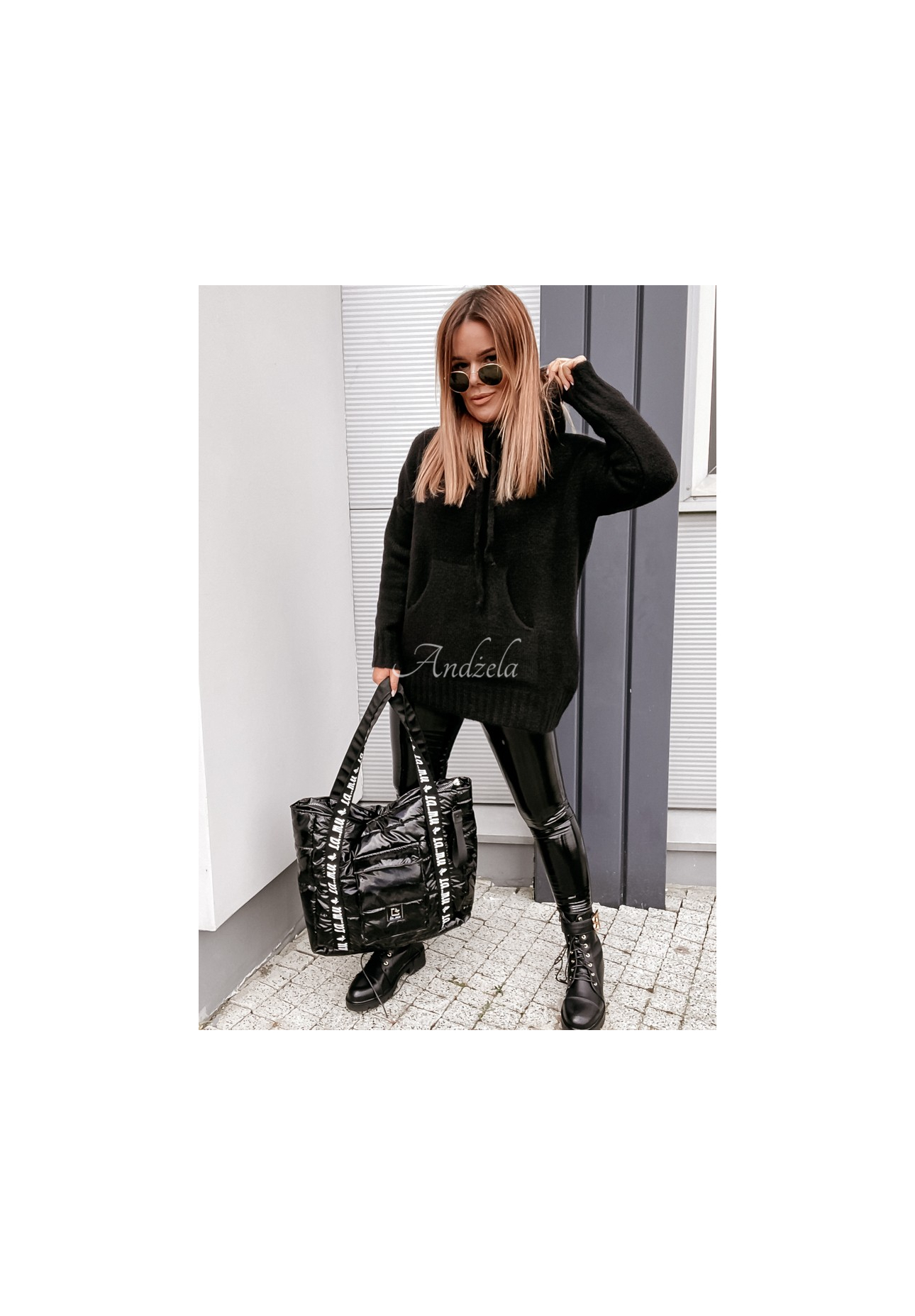 Sweter oversize z kapturem i wełną Carra czarny