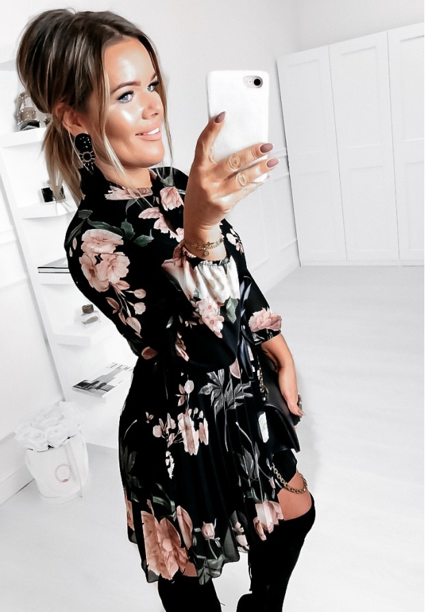 Plisowana sukienka mini w kwiaty Nastie czarna