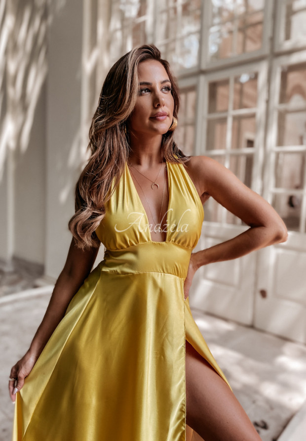 Satynowa sukienka z rozcięciem Nistella żółta