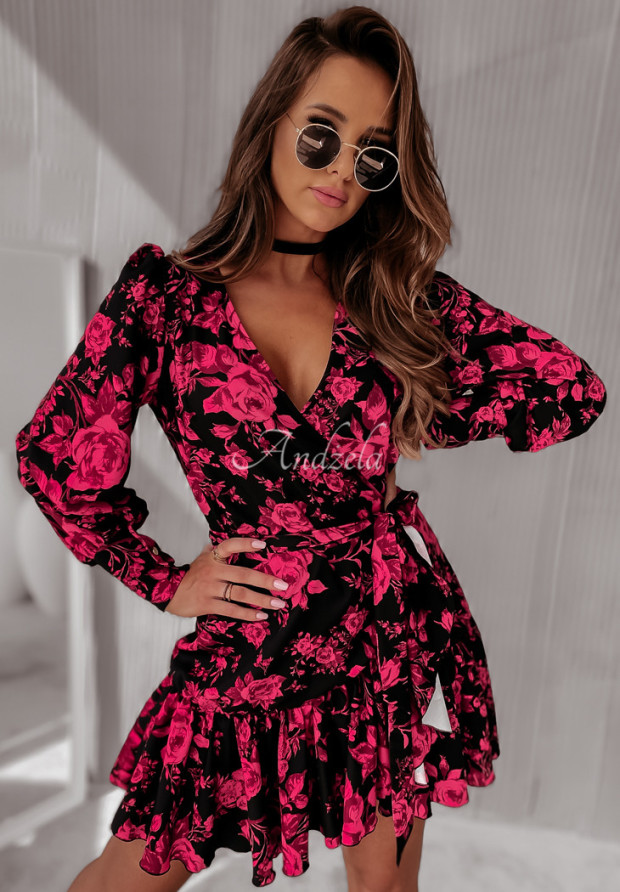 Kopertowa sukienka z bufkami Asla w róże czarno-różowa