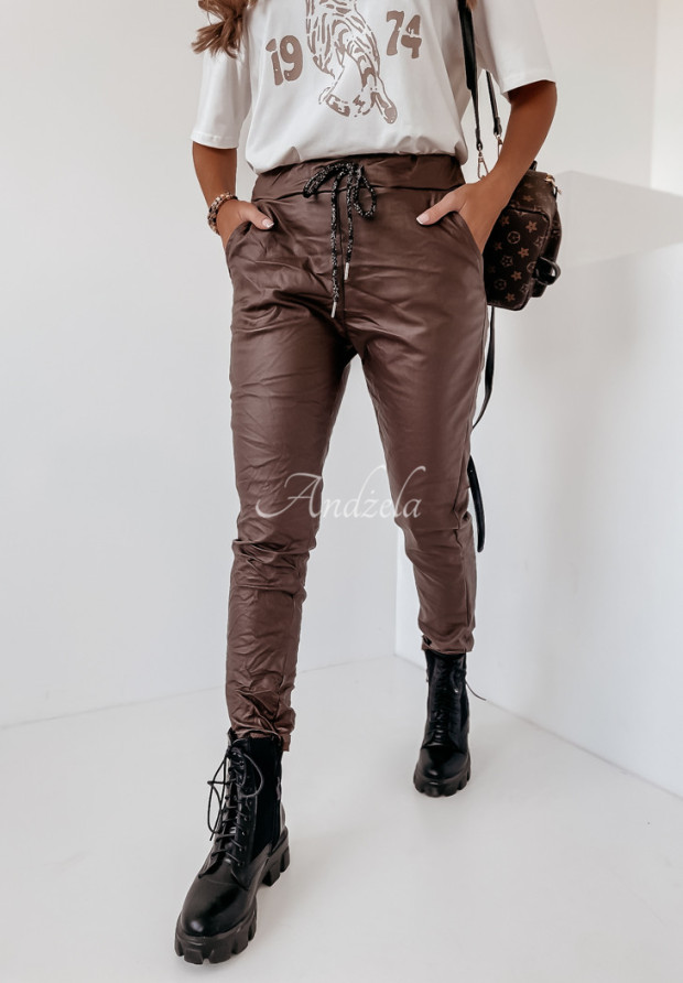 Spodnie z imitacji skóry Angamos czekoladowe