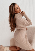 Prążkowana sukienka sweter z golfem Marisol beżowa