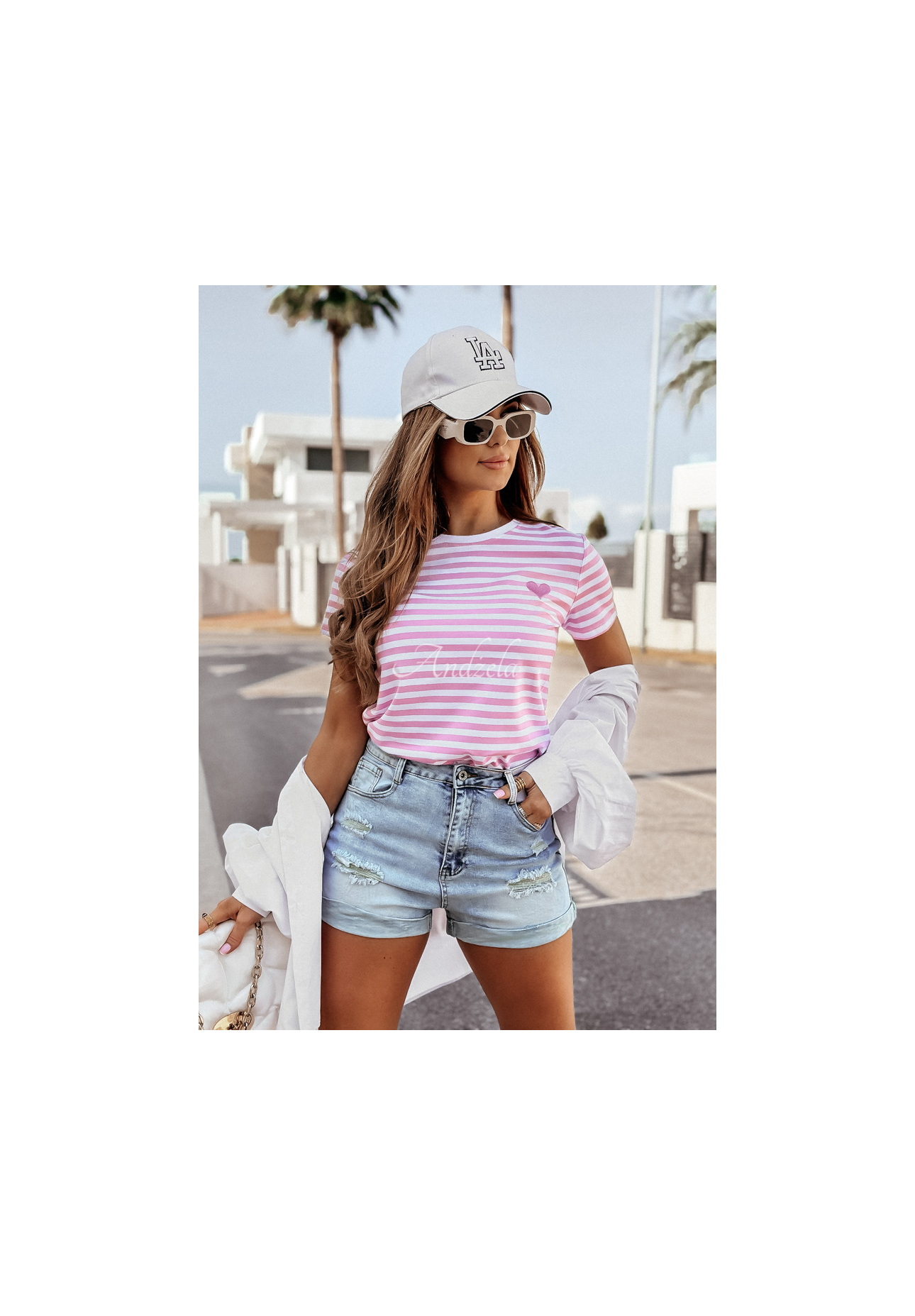 T-shirt w paski z serduszkiem Love Spell biało-różowy