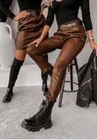 Spodnie z imitacji skóry z paskiem Sevigne camelowe