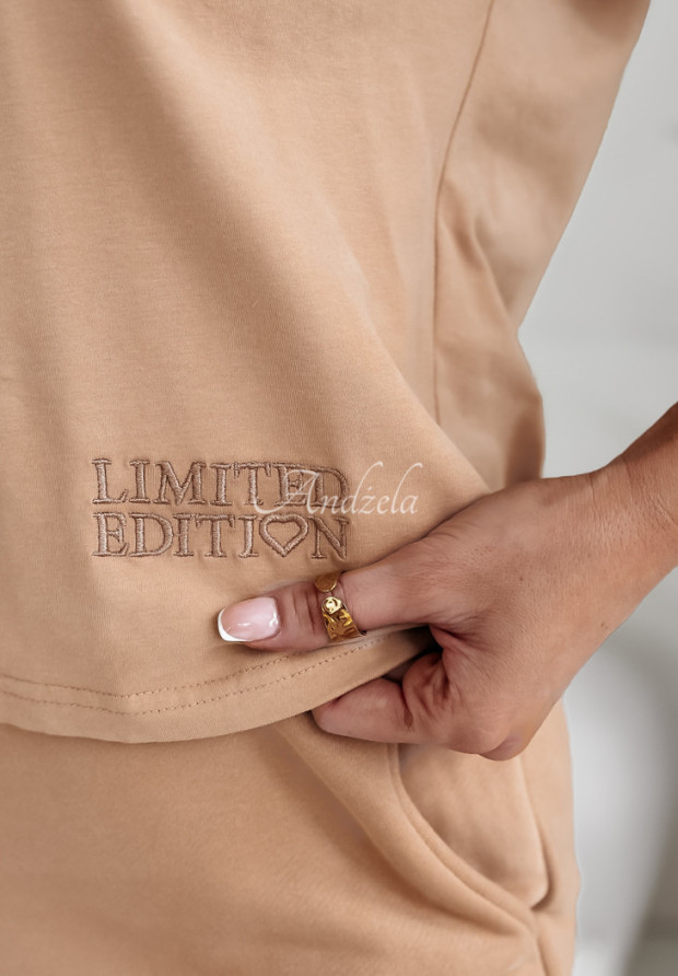 Bluzka z haftem i dekoltem I Am Limited Edition camelowa