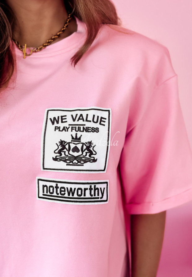 T-shirt z haftem We Value różowy