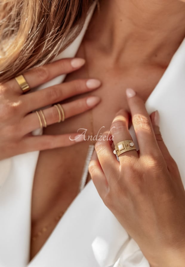 Szeroki pierścionek z kamieniami Aura Adornments złoto-biały