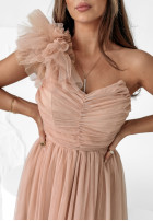 Asymetryczna tiulowa sukienka maxi Elegant Tonic mokka