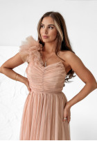 Asymetryczna tiulowa sukienka maxi Elegant Tonic mokka