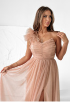 Asymetryczna tiulowa sukienka maxi Elegant Tonic mokka