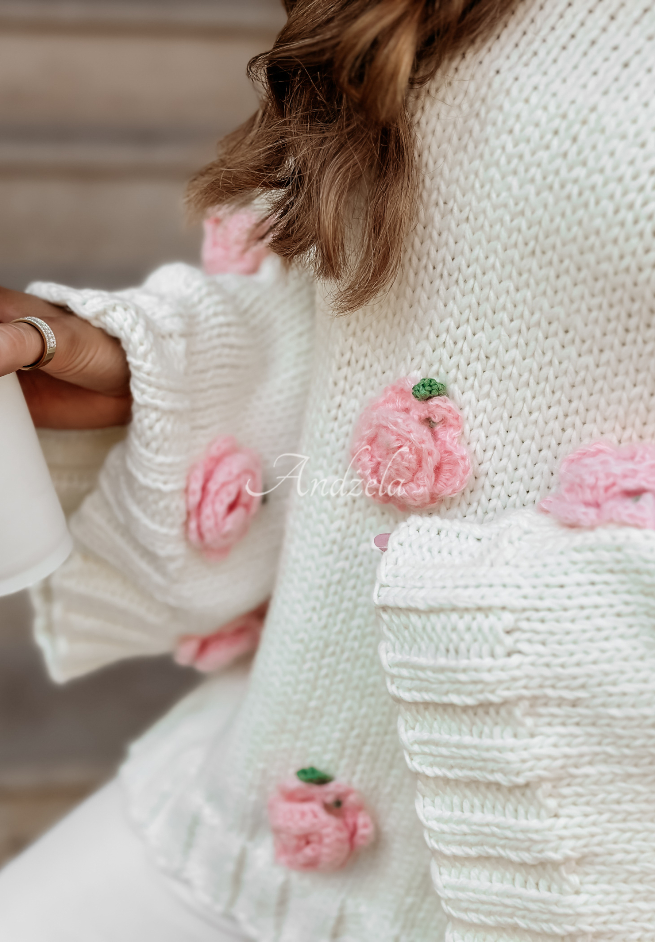 Sweter z szerokimi rękawami w różyczki Sweet Little Roses ecru