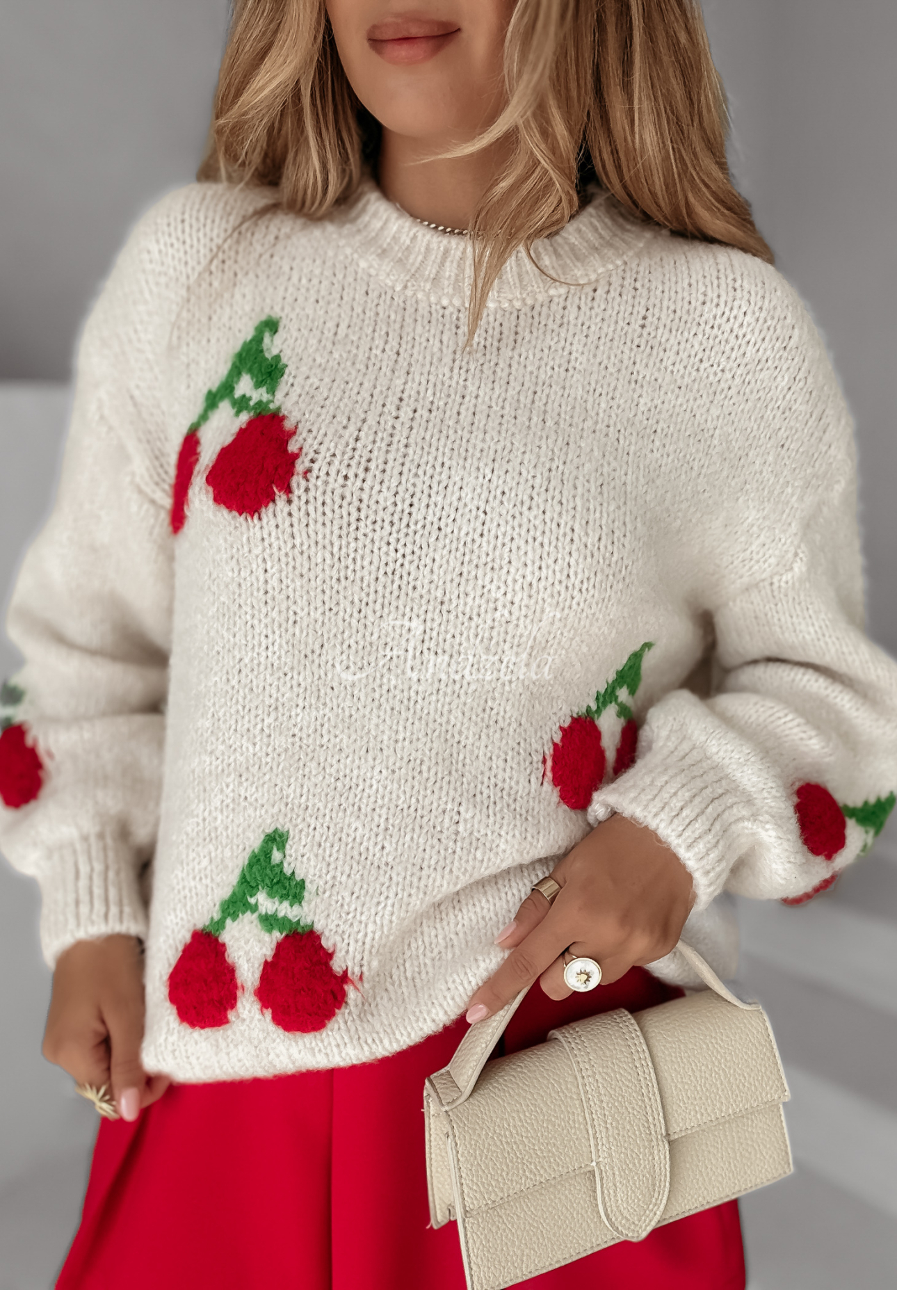 Sweter oversize w wisienki Taste Of Cherries jasnobeżowy