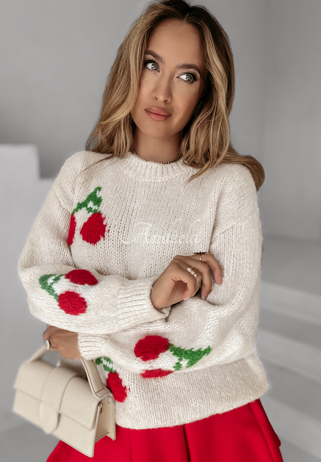 Sweter oversize w wisienki Taste Of Cherries jasnobeżowy