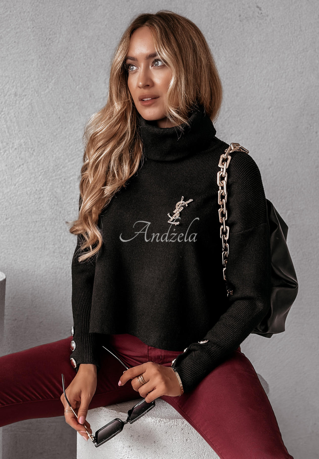 Sweter z golfem Mavella czarny