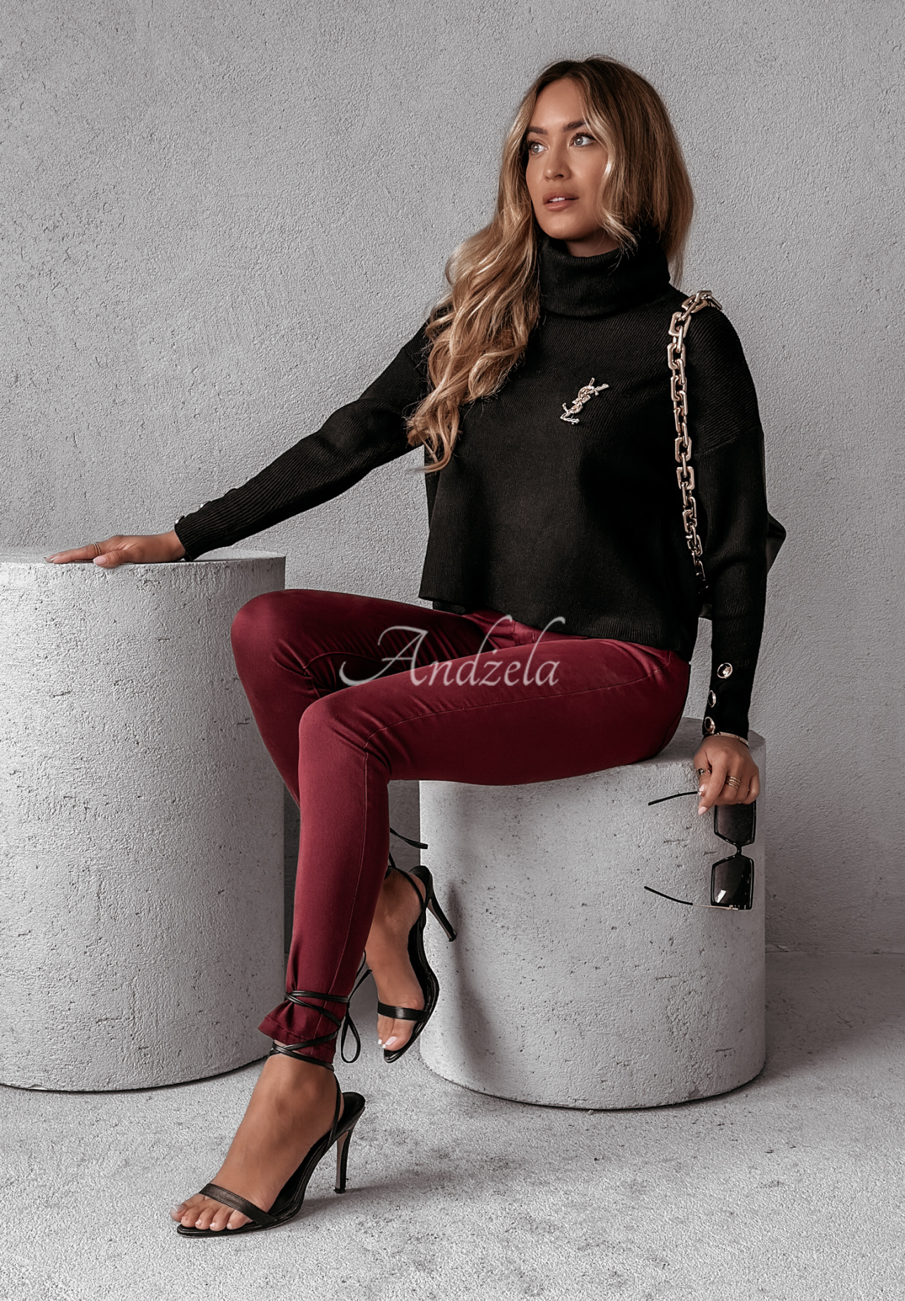 Sweter z golfem Mavella czarny