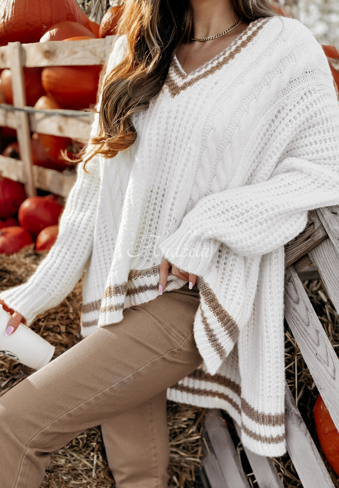 Ozdobnie pleciony asymetryczny sweter z wełną Only Limit Is You ecru