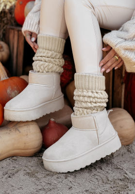 Decoratively braided warming gaiters Winter Blues beige.