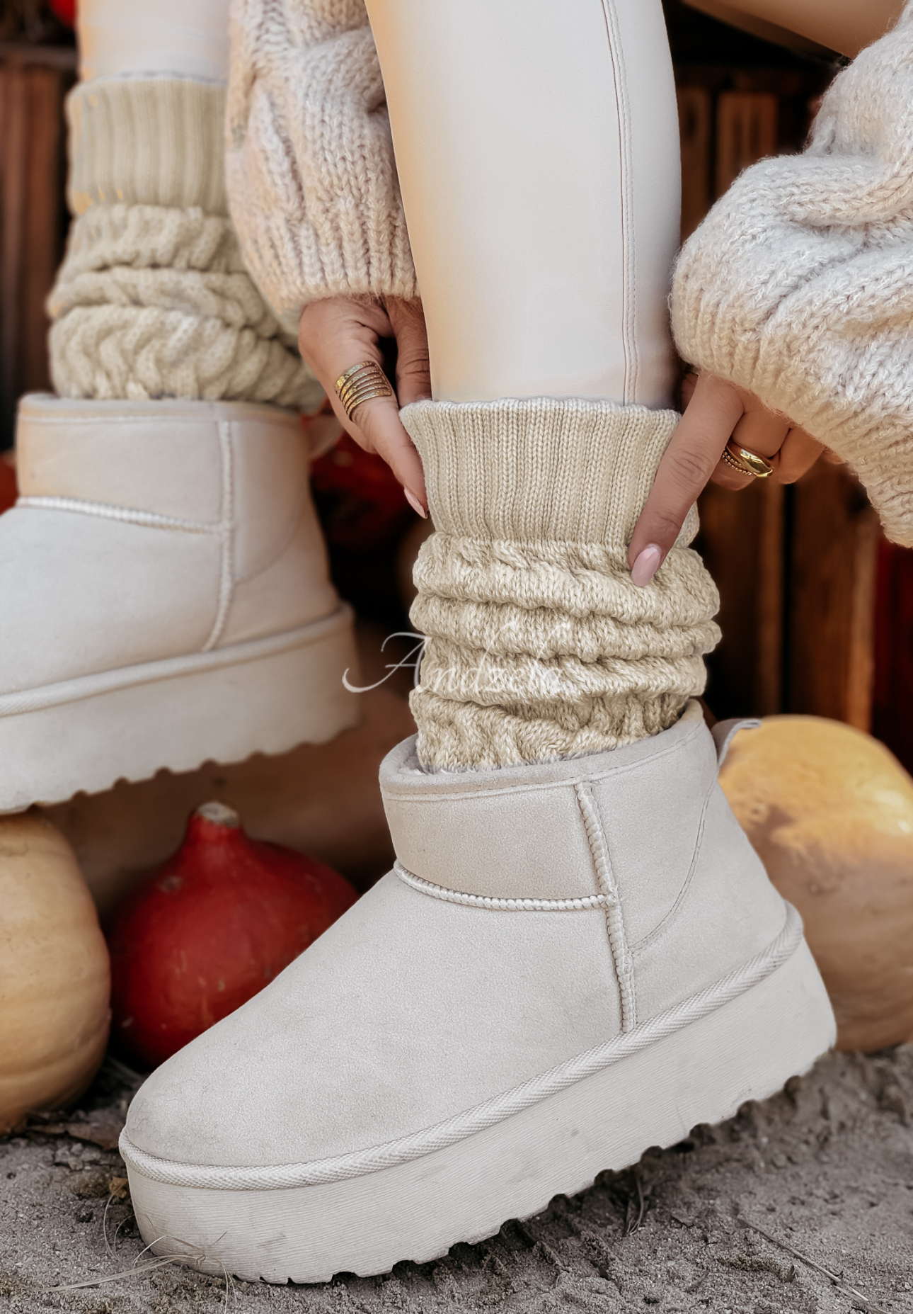 Decoratively braided warming gaiters Winter Blues beige.