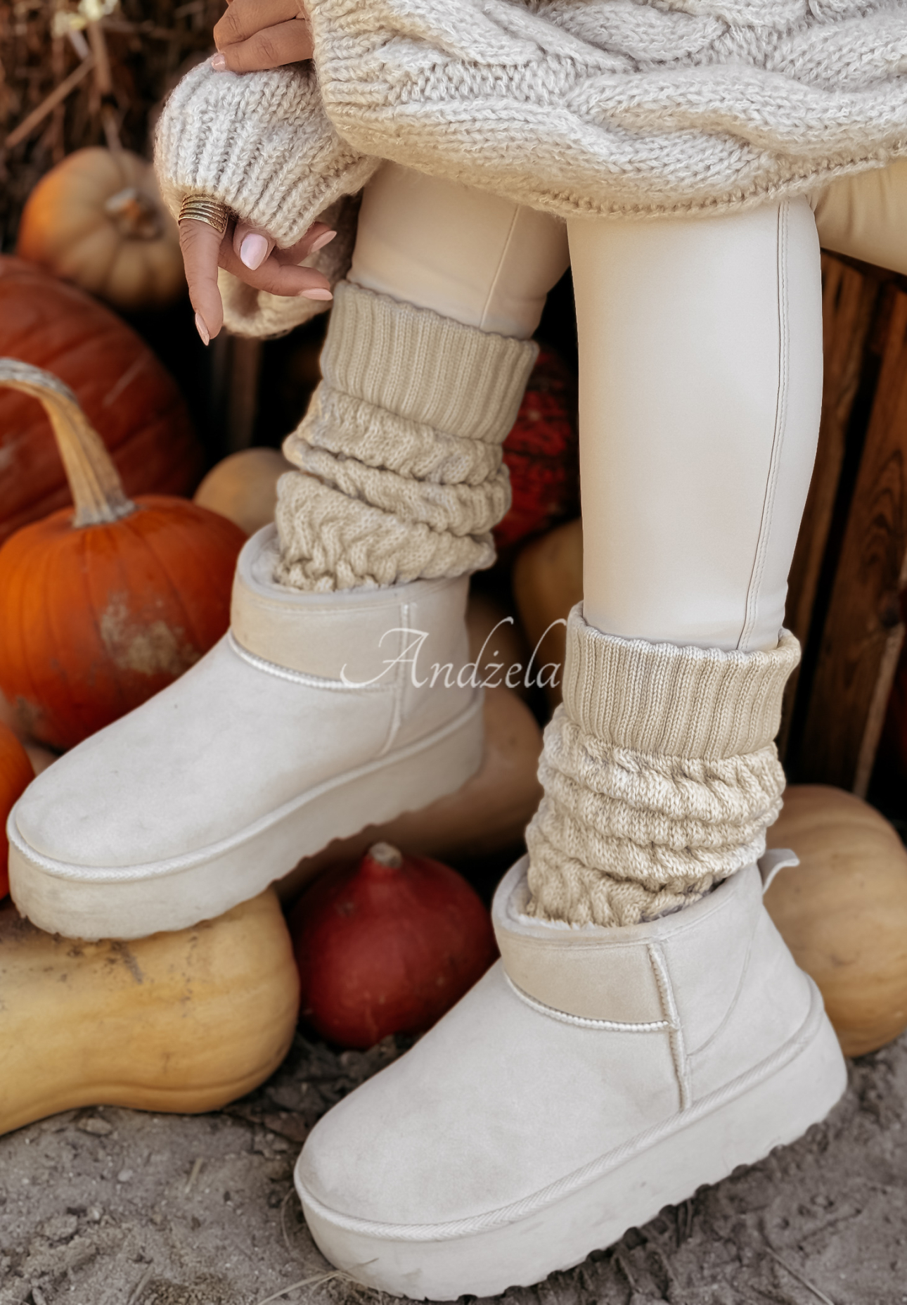 Decoratively braided warming gaiters Winter Blues beige.