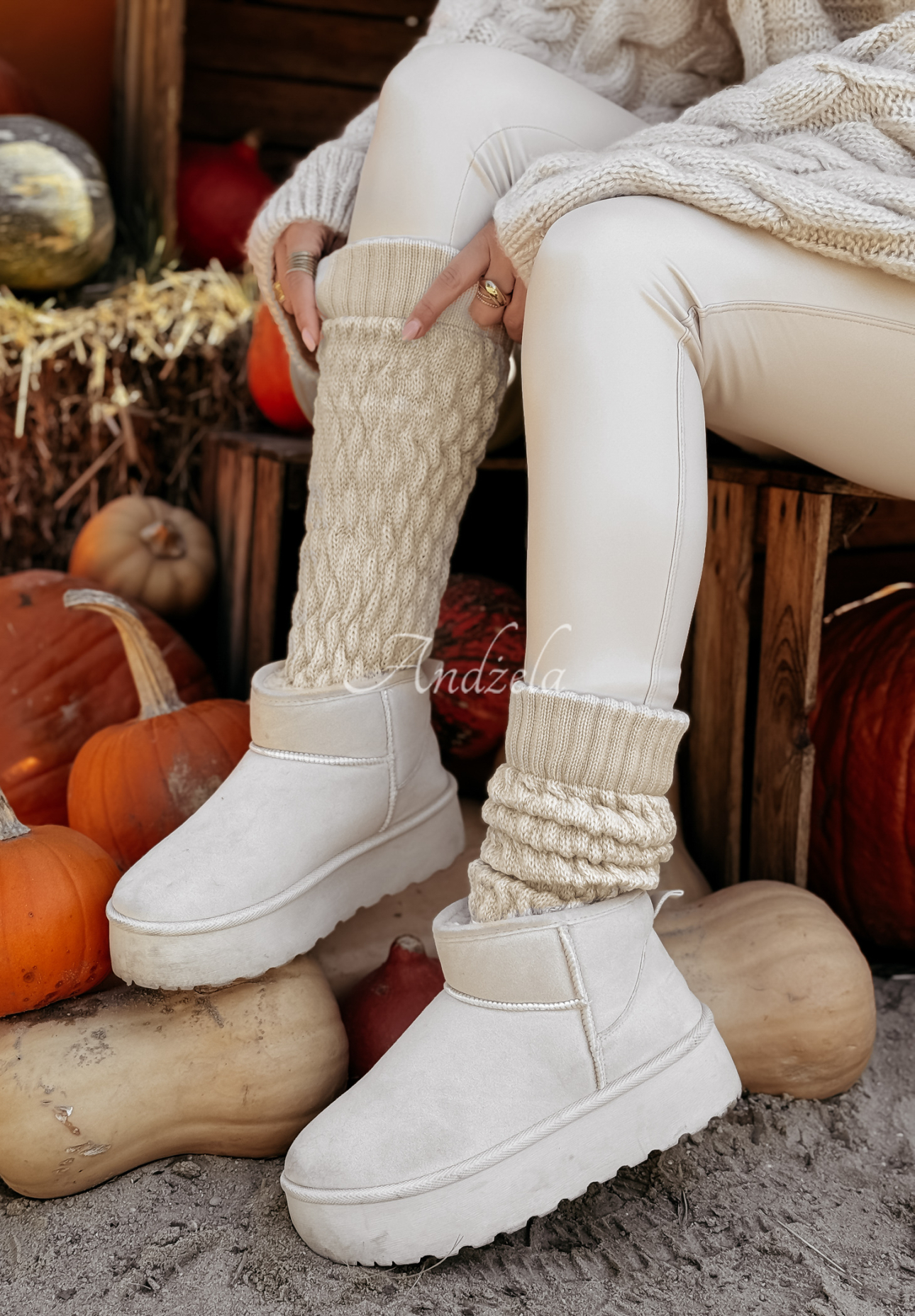 Decoratively braided warming gaiters Winter Blues beige.