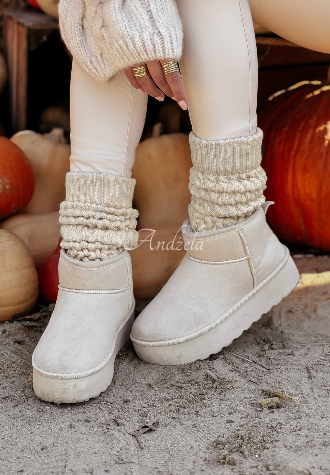 Decoratively braided warming gaiters Winter Blues beige.