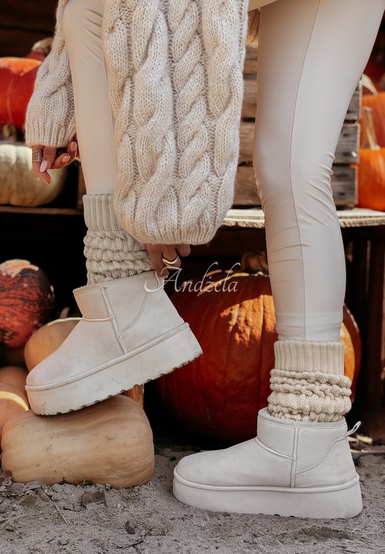 Decoratively braided warming gaiters Winter Blues beige.