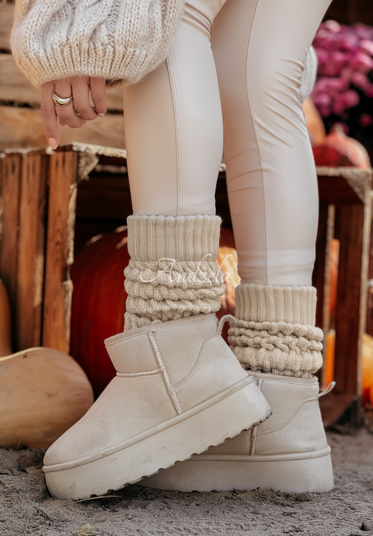 Decoratively braided warming gaiters Winter Blues beige.