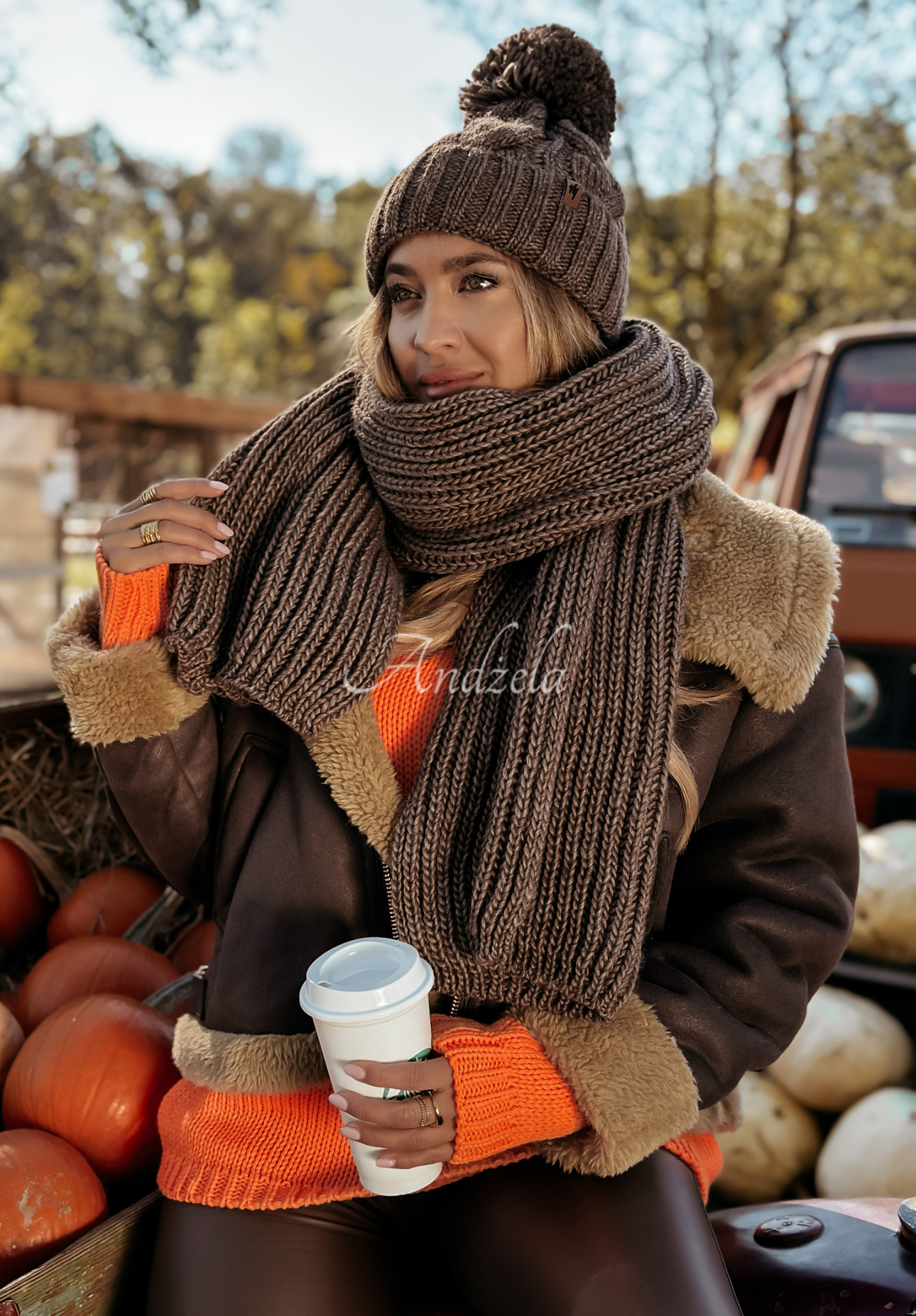 Pleciona czapka z pomponem Winter Wishes czekoladowa