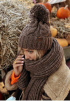 Pleciona czapka z pomponem Winter Wishes czekoladowa