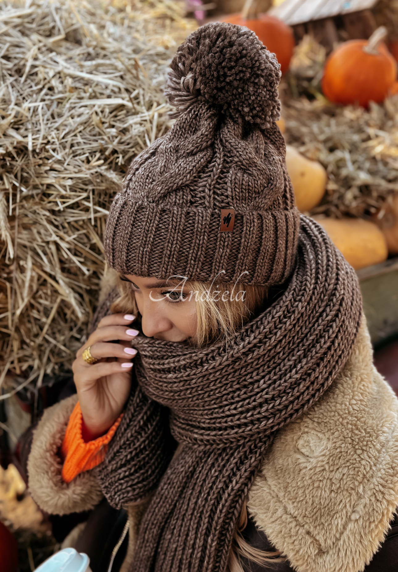 Pleciona czapka z pomponem Winter Wishes czekoladowa