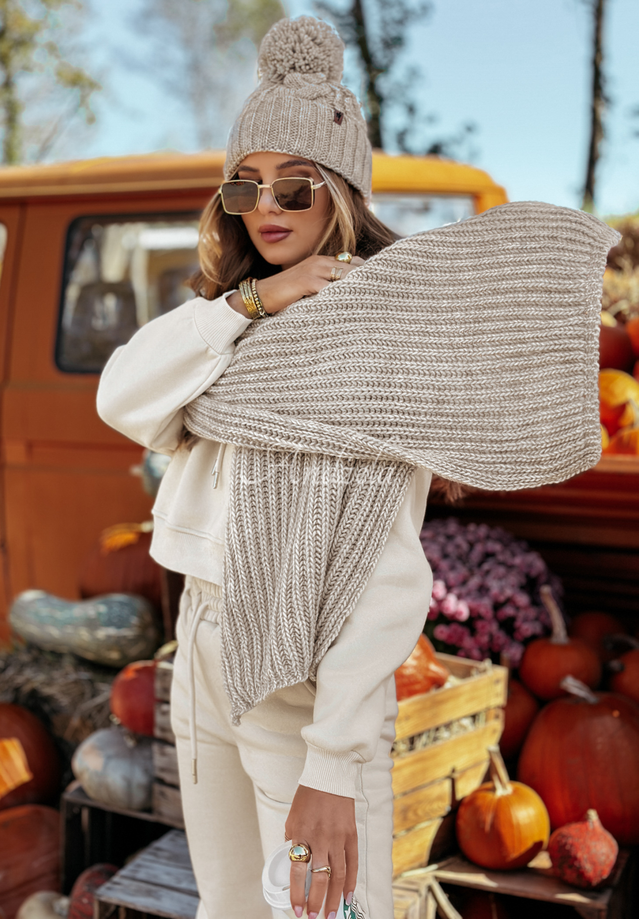 Braided hat with pompom Winter Wishes beige.