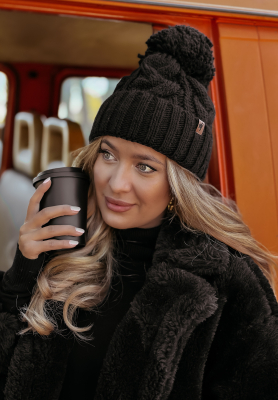 Braided hat with pompom Winter Wishes black