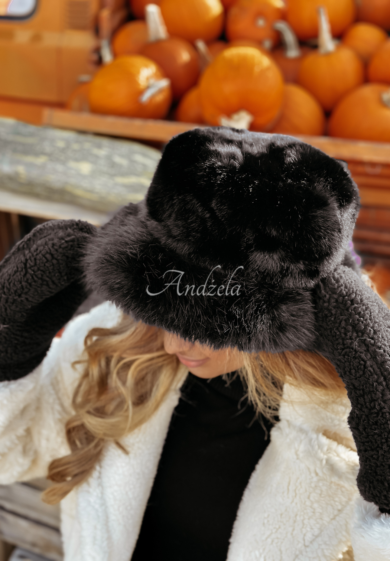 Bucket hat with fur When Snow Falls black